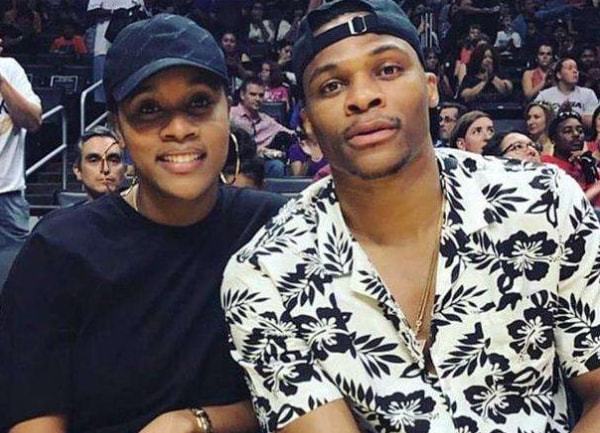 欧文连续助攻全队配合默契（欧文连送妙传，球队默契十足）