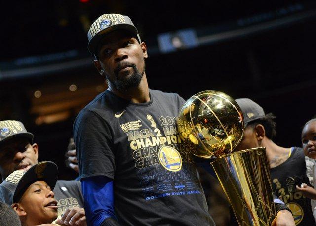 巴黎人报：一极端球迷组织庆祝成立20周年，在埃菲尔铁塔大放焰火（《巴黎人报》：极端球迷组织庆祝成立20周年，在埃菲尔铁塔燃放烟花）