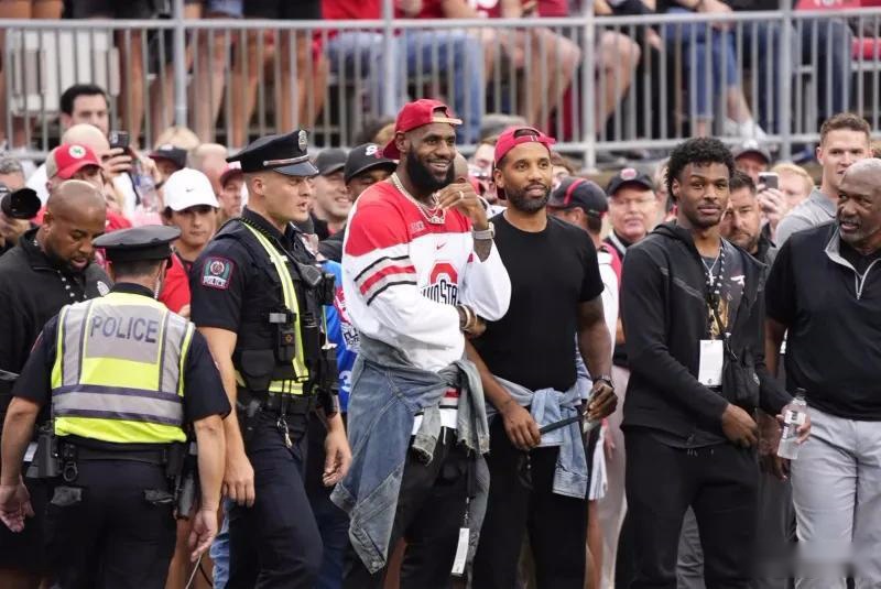 意媒：米兰有意乔纳森-戴维，但尤文不愿意在冬窗出售（意媒：米兰看中乔纳森-戴维，尤文冬窗拒绝出售）