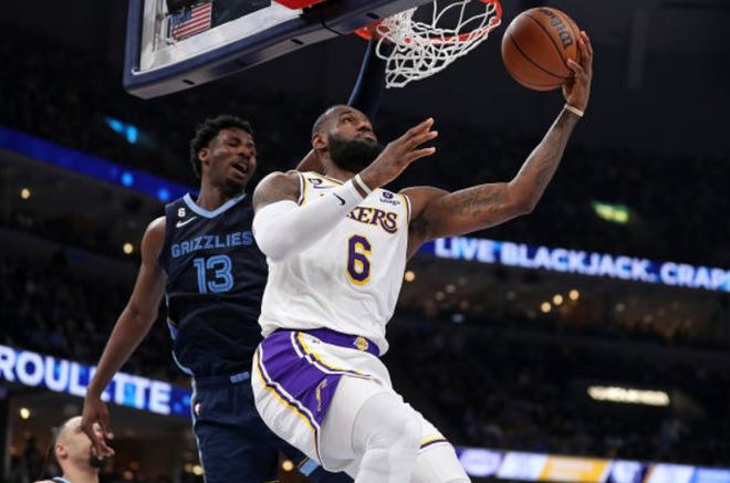 德甲半场：努萨禁区内倒地未判，门兴0-0莱比锡（德甲半场战报：门兴0-0莱比锡，努萨禁区倒地未获判罚）